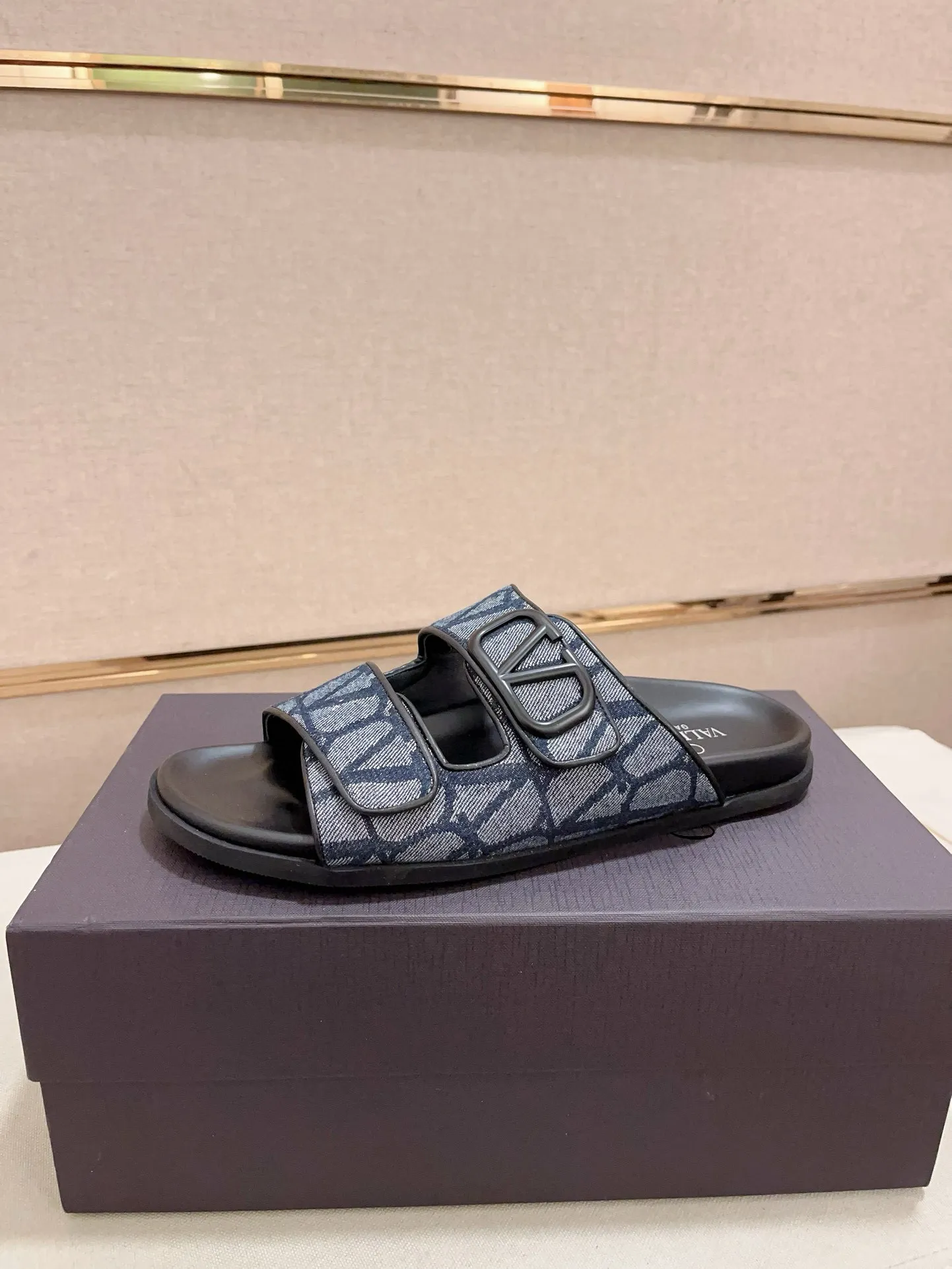 Men's shoes💰: 440💰[Valentino] New men's boutique slippers, counter quality, classic plaid, the actual workmanship is quite complex🔰The uppers are made of imported fabrics➕🐑Sheepskin lining, which tests the craftsman's craftsmanship➕original PU outsole. Size: 38-44 (45 can be customized, non-refundable)